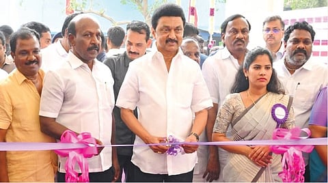 சென்னை கண்ணகி நகரில் மாற்றுத் திறனாளிகளுக்கான ‘விழுதுகள்’ சேவை மையம்: முதல்வர் ஸ்டாலின் திறந்து வைத்தார்