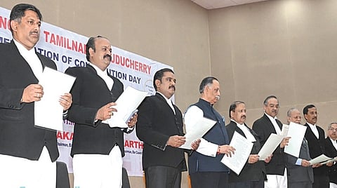 தமிழ்​நாடு மற்றும் புதுச்​சேரி பார் கவுன்​சில் சார்​பில் நேற்று நடைபெற்ற அரசி​யலமைப்பு சட்ட தின விழா மற்றும் 1,200 புதிய  வழக்​கறிஞர்கள் பதிவு செய்​யும் நிகழ்​வில் உயர் நீதி​மன்ற தலைமை நீதிபதி கே.ஆர். ஸ்ரீராம் பங்கேற்று அரசி​யலமைப்பு சட்ட தின உறுதி​ மொழியை வாசிக்க அனைவரும் உறுதி​யேற்றனர். உடன் அரசு ப்ளீடர் ஏ. எட்வின் பிரபாகர், பார் கவுன்​சில் துணைத் தலைவர் வேணு. கார்த்திக்கேயன், பார் கவுன்​சில் தலைவர் பி.எஸ்​.அமல்​ராஜ், அகில இந்திய பார் கவுன்​சில் துணைத் தலைவர் எஸ்.பிரபாகரன்,  அரசு தலைமை வழக்​கறிஞர் பி.எஸ்​.ராமன், ஓய்வுபெற்ற நீதிபதி கே.என்​.பாஷா, மூத்த வழக்​கறிஞர் எஸ்.ரவி, பார் கவுன்​சில் உறுப்​பினர்கள் ஜி.மோகனகிருஷ்ணன், எம்.வேல்​முரு​கன், ஜி.தாளை​முத்​தரசு.