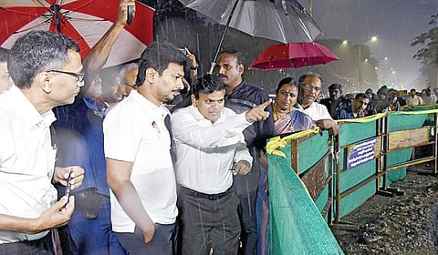 வடகிழக்குப் பருவமழையை முன்னிட்டு, சென்னை அண்ணாநகர் மண்டலத்துக்கு உட்பட்ட ஓட்டேரி நல்லா கால்வாயில் இருந்து அதிகப்படியான மழைநீர் வெளியேறும்பட்சத்தில் கூவம் ஆற்றுக்கு செல்லும் வகையில் உள்ள இணைப்புக் கால்வாயின் முகப்பு பகுதியை அகலப்படுத்தும் பணி நடைபெற்று வருகிறது. இதை  துணை முதல்வர் உதயநிதி ஸ்டாலின் நேற்று பார்வையிட்டு ஆய்வு செய்தார். உடன் மாநகராட்சி ஆணையர் ஜெ.குமரகுருபரன் மற்றும் உயர் அதிகாரிகள்.