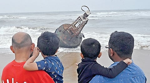 துறைமுகங்களுக்கு கப்பல் வருவதற்கு வழிகாட்டும் மிதவை, சென்னை மெரினா கடலில் கரை ஒதுங்கியது. இதை பொதுமக்கள் ஆச்சரியத்துடன் பார்த்தனர்.
| படம்: ம.பிரபு |
