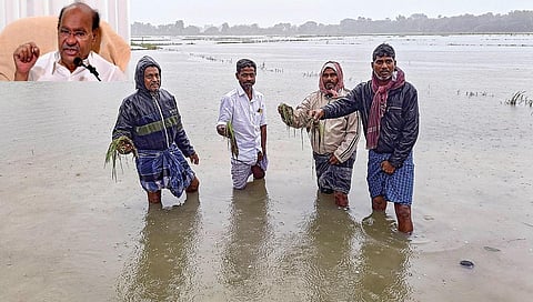 தஞ்சாவூர் மாவட்டம் ஒரத்தநாடு அருகே குலமங்கலம் பகுதியில் பெய்த மழையால் தண்ணீரில் மூழ்கியுள்ள சம்பா நெற்பயிர்களுடன் விவசாயிகள். உள்படம்: பாமக நிறுவனர் ராமதாஸ்.