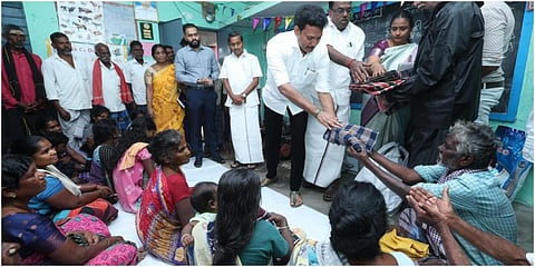 நாகை மாவட்டம் பாப்பாகோவில் ஊராட்சி பெரியநரியங்குடி தொடக்கப் பள்ளியில் உள்ள நிவாரண முகாமில் தங்கியுள்ள பொதுமக்களுக்கு அமைச்சர் அன்பில் மகேஸ் நிவாரணப் பொருட்களை வழங்கினார்.