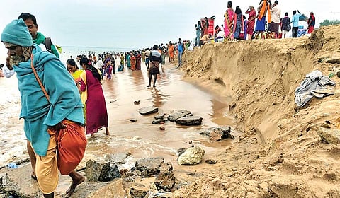 கடல் அரிப்பால் பாதிக்கப்பட்டுள்ள திருச்செந்தூர் கோயில் முன்புள்ள கடற்கரை பகுதி.