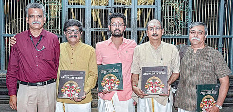 சுவாமிமலை சுவாமிநாத சுவாமி கோயிலில் நேற்று நடைபெற்ற நிகழ்ச்சியில், ‘தி இந்து’ குழும பதிப்பகத்தின் ‘முருகனின் மகிமை​ போற்றும் அறுபடை வீடு’ என்ற தமிழ் மற்றும் ஆங்கில நூல்களை வெளியிட்ட ‘தி இந்து’ குழும இயக்குநர் ரோஹித் ரமேஷ் (நடுவில்).  படம்: ஆர்.வெங்கடேஷ்
