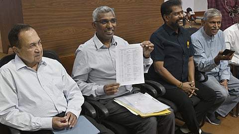 சென்னை பத்திரிகையாளர் மன்றத்துக்கான (பிரஸ் கிளப்) தேர்தல் அட்டவணையை தேர்தல் அதிகாரி நீதிபதி வீ.பாரதிதாசன் வெளியிட்டார். அருகில் மூத்த பத்திரிகையாளர்கள் என்.ராம். நக்கீரன் கோபால் உள்ளிட்டோர் உள்ளனர்.