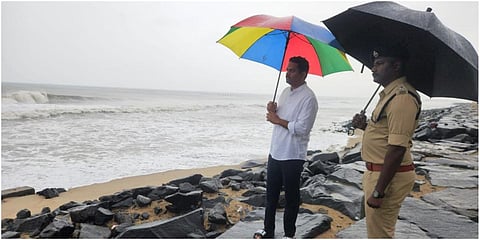 ஃபெஞ்சல் புயல்: புதுச்சேரியில் காற்றுடன் பலத்த மழை; மீட்புப் பணியில் 5,000 பேர் தீவிரம்