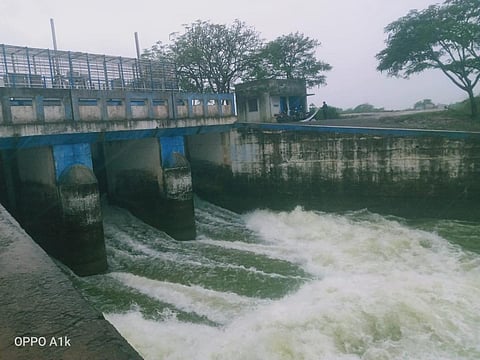 வீராணம் ஏரியின் வடிகால் மதகான விஎன்எஸ்எஸ் மதகு வழியாக  தண்ணீர் வெளியேற்றப்படுகிறது.