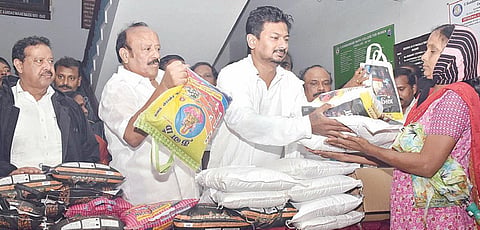 கடலூர் கந்தசாமி நாயுடு மகளிர் கல்லூரியில் அமைக்கப்பட்டுள்ள  நிவாரண முகாமில் தங்க வைக்கப்பட்டுள்ளவர்களுக்கு நிவாரணப் பொருட்கள் வழங்கிய துணை முதல்வர் உதயநிதி ஸ்டாலின். உடன், அமைச்சர்கள் பொன்முடி, எம்ஆர்கே.பன்னீர்செல்வம், சி.வெ.கணேசன், எஸ்.எஸ்.சிவசங்கர் உள்ளிட்டோர்.