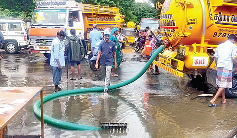 பட்டாளம் பகுதியில் தேங்கிய மழைநீரை கழிவுநீர் உறிஞ்சும் லாரிகளை கொண்டு மாநகராட்சி ஒரே நாளில் வடிய செய்தது.  | படம்:ச.கார்த்திகேயன் |