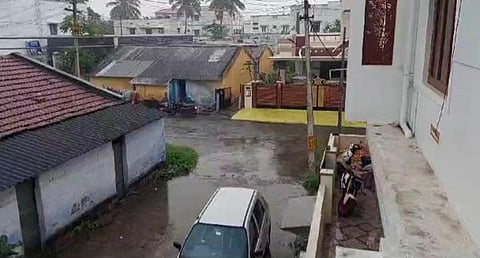 கோவையில் பல்வேறு இடங்களில் சாரல் மழை: வழக்கம்போல் இயங்கும் பள்ளி, கல்லூரிகள்