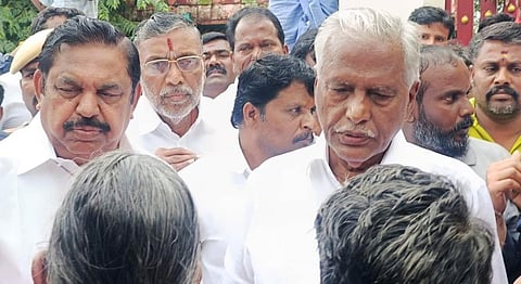 ஊத்தங்கரையில் வெள்ளத்தில் அடித்துச் செல்லப்பட்ட சுற்றுலா வாகனங்களுக்கு இழப்பீடு: இபிஎஸ் வலியுறுத்தல்
