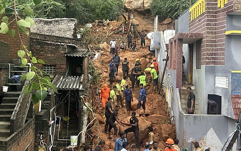 திருவண்ணாமலை மகா தீப மலையில் மண் சரிவு ஏற்பட்ட பகுதியில் புதைந்த 7 பேரை மீட்கும் பணியில் தேசிய பேரிடர் மீட்பு படையினர் ஈடுபட்டுள்ளனர். 