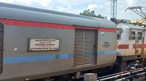சதாப்தி விரைவு ரயிலில் தவறவிட்ட 9 பவுன் நகை உரியவரிடம் ஒப்படைப்பு: தூய்மை பணியாளரின் நேர்மைக்கு பாராட்டு