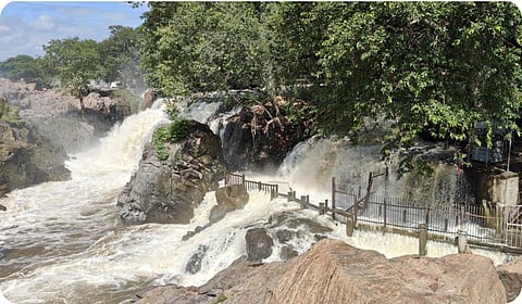 ஒகேனக்கல் காவிரியாற்றில் நீர்வரத்து 23 ஆயிரம் கன அடியாக அதிகரித்ததால் பரிசல் இயக்கவும் அருவிகளில் குளிக்கவும் மாவட்ட நிர்வாகம் தடை விதித்துள்ளது.
