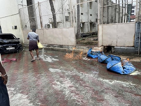 பழநியில் சானிடைசர் பேரல் வெடித்து அருகிலிருந்த கார் தீப்பற்றி எரிந்தது