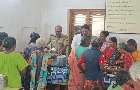 வெள்ளிச்சந்தை அருகே ஈத்தங்காட்டில் பிள்ளைகளால் கைவிடப்பட்ட முதியோர்கள், அனாதைகளுக்கு உணவு விநியோகம் செய்யும் எஸ்.ஐ. ராஜேந்திரன்.