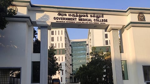 ஓமந்​தூரார் மருத்துவ கல்லூரி​யில் ராகிங் புகார்: தேசிய மருத்துவ ஆணையத்​திடம் அறிக்கை தாக்கல்