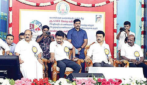 வடசென்னை வளர்ச்​சித் திட்​டத்​தின் கீழ் வீட்டு​வசதி, நகராட்சி நிர்​வாகம், எரிசக்தி, மருத்​துவம், உள்துறை சார்​பில் 2-ம் கட்டமாக ரூ.1383 கோடி​யில் 79 புதிய திட்​டப்​பணிகள் தொடக்கம் மற்றும் 29 முடிவுற்ற பணிகளை திறந்து வைக்​கும் நிகழ்ச்சி, சென்னை வால்​டாக்ஸ் சாலை, தண்ணீர் தொட்டி தெரு​வில் நேற்று நடைபெற்​றது. திட்​டப்​பணிகளை முதல்வர் மு.க.ஸ்​டா​லின் தொடங்கி வைத்​து, முடிவுற்ற பணிகளை பயன்​பாட்டுக்கு திறந்து வைத்​தார். உடன் துணை முதல்வர் உதயநிதி ஸ்டாலின் மற்றும் அமைச்சர்கள், அதிகாரிகள். | படம்: ம.பிரபு |