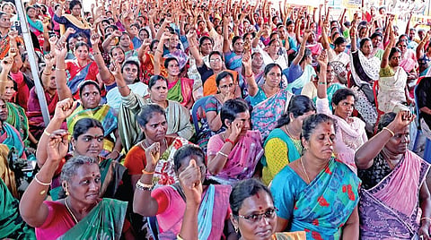 தமிழ்​நாடு கிராம சுகாதார செவிலியர்​ ப​யிற்சி பெற்ற அங்கன்​வாடி ஊழியர்கள் சென்னை வள்ளுவர் கோட்டம் அருகில் நேற்று ஆர்ப்​பாட்டத்தில் ஈடுபட்டனர்.
| படம்: ம.பிரபு |