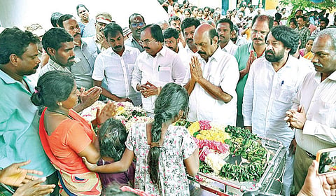 திருவண்ணாமலை வ.உ.சி நகரில் மண் சரிவில் சிக்கிய உயிரிழந்தவர்களின் உடல்களுக்கு அமைச்சர் எ.வ.வேலு நேற்று அஞ்சலி செலுத்தினார். அருகில், சட்டப்பேரவை துணை தலைவர் கு.பிச்சாண்டி, மாவட்ட ஆட்சியர் பாஸ்கர பாண்டியன் உள்ளிட்டோர்.