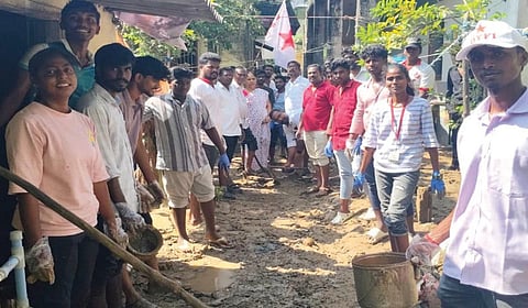 கடலூர் குண்டுஉப்பலவாடி பூந்தென்றல் நகரில் தென்பெண்ணை ஆற்றின் வெள்ளப்பெருக்கால் மழைநீர் சூழ்ந்த வீடுகள் மற்றும் தெருக்களில் ஜனநாயக வாலிபர் சங்கம் மற்றும் இந்திய மாணவர் சங்கத்தினர் தூய்மைப் பணியில் ஈடுபட்டனர்.