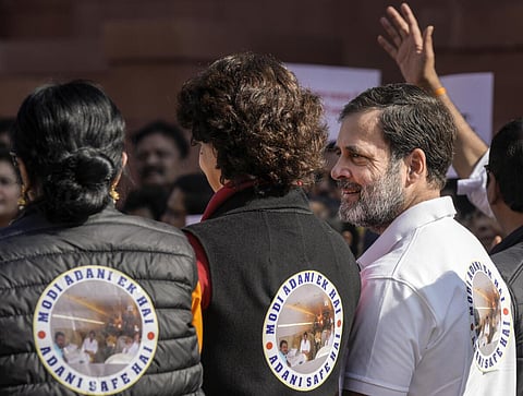 "மோடியும் அதானியும் ஒன்று" என பொறிக்கப்பட்ட ஆடையை அணிந்து ஆர்ப்பாட்டத்தில் ஈடுபட்ட ராகுல், பிரியங்கா உள்ளிட்டோர்