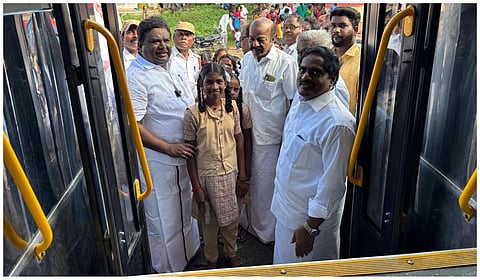 திண்டிவனம் அருகே தொடங்கப்பட்ட இலவசப் பேருந்தில் முதல் பயணியாக கோரிக்கை வைத்த மாணவி தரஷிணி ஏறுகிறார். அருகில்அமைச்சர் சிவசங்கர் உள்ளிட்டோர் உள்ளனர்.