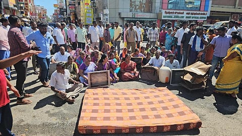 புதுச்சேரியில் மழையால் சேதமான பொருட்களுடன் எம்எல்ஏ மறியல்: வீடுவீடாக கணக்கெடுப்பு நடத்த வலியுறுத்தல்