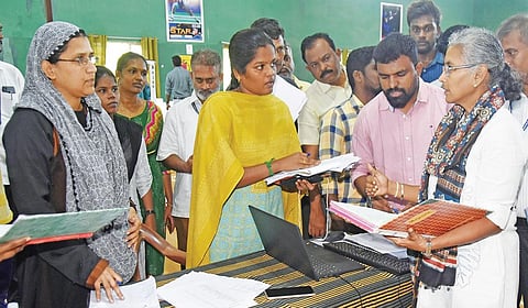 பல்வேறு மாவட்டங்களில் இருந்து வந்த நிவாரண பொருட்களை கூடுதல் தலைமை செயலாளர் அமுதா ஆய்வு செய்தார்.