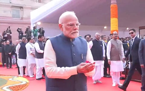 அம்பேத்கர் நினைவு நாள்: குடியரசு துணை தலைவர், பிரதமர் உள்ளிட்டோர் மலர்தூவி மரியாதை