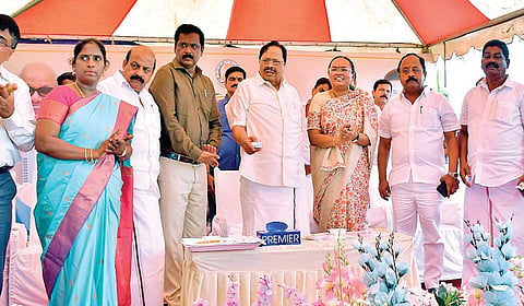 வேலூர் மாவட்டம் குடியாத்தத்தில் நடைபெற்ற நிகழ்ச்சியில்‌ குடியாத்தம் கவுன்டன்யா ஆற்றின் குறுக்கே தாழையாத்தம் மற்றும் சுண்ணாம்புபேட்டை இடையே ரூ.8.41 கோடி மதிப்பீட்டில் தரைப்பாலம் அமைக்கும் பணி, திருப்பத்தூர் மாவட்டம் ஆம்பூர் வட்டம் கதவாளம் கானாற்றின் குறுக்கே ரூ.6 கோடி மதிப்பீட்டில் தடுப்பணை அமைக்கும் பணி மற்றும் வெள்ளக்கல் அருகே கானாற்றின் குறுக்கே ரூ.4 கோடி மதிப்பீட்டில் தடுப்பணை அமைக்கும் பணிகளுக்கு அமைச்சர் துரைமுருகன் நேற்று அடிக்கல் நாட்டினார். அருகில், மாவட்ட ஆட்சியர்கள் வி.ஆர்.சுப்புலட்சுமி, தர்ப்பகராஜ் உள்ளிட்டோர். | படம்: வி.எம்.மணிநாதன் |