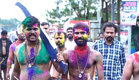 வர்ணம் பூசி, கிரீடம் அணிந்து ஆர்ப்பாட்டத்துடன் பேட்டை துள்ளலில் ஈடுபட்ட பக்தர்கள்.
