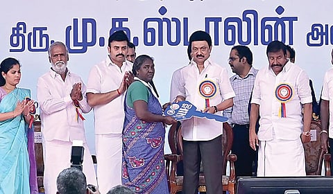 தூய்மை பணியாளர்களை தொழில் முனைவோர்களாக மாற்றும் திட்டத்தின் கீழ் 108 கழிவுநீர் அகற்றும் வாகனங்களை, சென்னை எழும்பூர் ராஜரத்தினம் மைதானத்தில் நேற்று நடைபெற்ற நிகழ்ச்சியில், முதல்வர் மு.க.ஸ்டாலின் துாய்மை பணியாளர்களுக்கு வழங்கினார். உடன், அமைச்சர்கள் கே.என்.நேரு, மா.சுப்பிரமணியன், சேகர்பாபு, மதிவேந்தன் உள்ளிட்டோர் பங்கேற்றனர். 
| படம்: எஸ்.சத்தியசீலன் |
