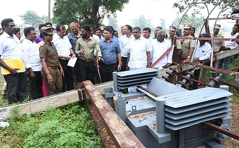 செட்டிப்பட்டு பகுதியில் மரம் டிரான்பார்மரில் விழுந்து மின் இணைப்பு பாதிக்கப்பட்டதை பார்க்கும் மத்தியக்குழுவினர். படம் சாம்ராஜ்