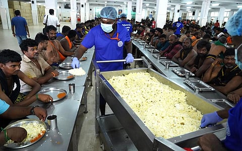 சபரிமலை சந்நிதானத்தில் உள்ள கூடத்தில் பக்தர்களுக்கு வழங்கப்படும் அன்னதானம்.