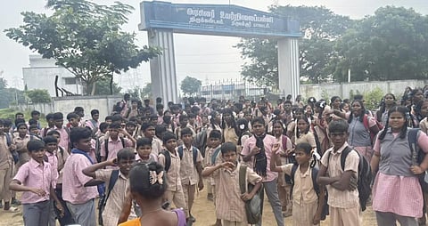 பெரியபாளையம் அருகே அரசுப் பள்ளி தலைமை ஆசிரியரை மாற்றக் கோரி மாணவர்கள் போராட்டம்