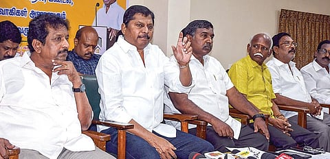 திருச்சியில் நடைபெற்ற கட்டுமானம் மற்றும் மனைத் தொழில் கூட்டமைப்பின் மாநிலச் செயற்குழுக் கூட்டத்தில் பேசிய கட்டுமானத் தொழிலாளர் நல வாரியத் தலைவர் பொன்.குமார்.  படம்: ர.செல்வமுத்துகுமார்