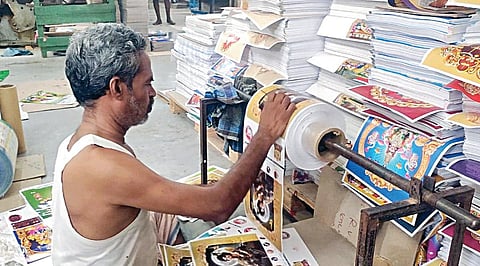 சிவகாசியில் உள்ள அச்சகத்தில் காலண்டர் உற்பத்தி பணியில் ஈடுபட்டுள்ள தொழிலாளர்.