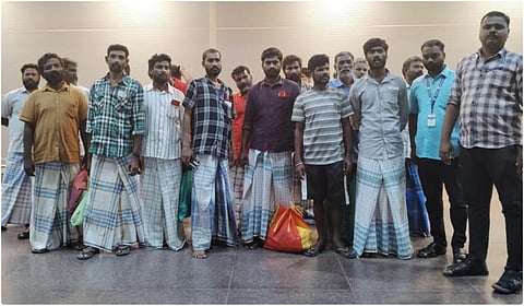 இலங்கை சிறையில் அடைக்கப்பட்டிருந்த தமிழக மீனவர்கள் 21 பேர் நீதிமன்ற உத்தரவின்படி தாயகம் திரும்பினர். 