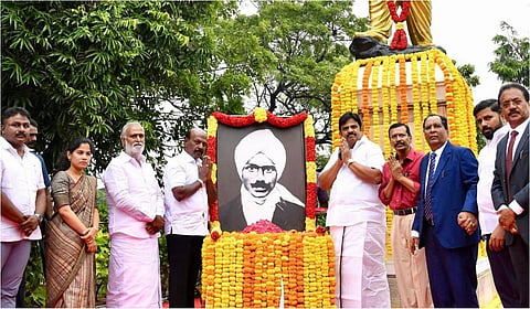 மகாகவி பாரதியாரின் 143-வது பிறந்தநாளையொட்டி அவரது உருவப்படத்துக்கு தமிழக அரசு சார்பில் மலர்தூவி மரியாதை செலுத்தப்பட்டது.
