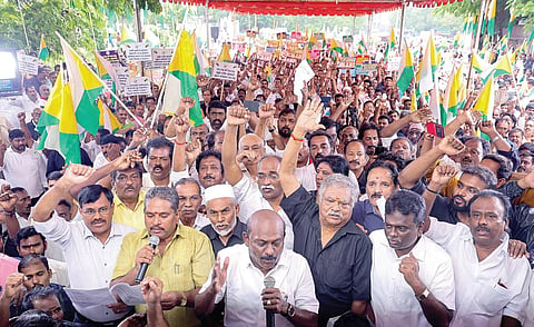 கட்டிட வாடகைக்கு 18 சதவீதம் ஜிஎஸ்டி விதிப்பை திரும்பப் பெறகோரி தமிழ்நாடு வணிகர் சங்கங்களின் பேரமைப்பின் சார்பில் அதன் தலைவர் ஏ.எம்.விக்கிரமராஜா தலைமையில் கவன ஈர்ப்பு ஆர்ப்பாட்டம் சென்னை வள்ளுவர் கோட்டத்தில் நேற்று நடைபெற்றது.படம்: எஸ்.சத்தியசீலன்