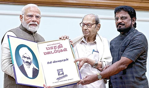டெல்லி லோக் கல்யாண் மார்க் பகுதியிலுள்ள தனது இல்லத்தில் நேற்று 
நடைபெற்ற விழாவில் மகாகவி சுப்பிரமணிய பாரதியாரின் படைப்புகள் அடங்கிய 23 தொகுப்பு நூல்களை பிரதமர் நரேந்திர மோடி வெளியிட்டார். உடன் நூல்களைத் தொகுத்த சீனி விசுவநாதன், அல்லயன்ஸ் பப்ளிகேஷன்ஸ் உரிமையாளர் சீனிவாசன் உள்ளனர்.படம்: பிடிஐ