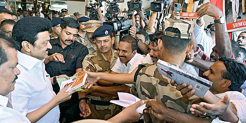 வைக்கம் போராட்டத்தின் நூற்றாண்டு நிறைவு விழாவில் பங்கேற்பதற்காக கேரளாவுக்கு சென்றுள்ள முதல்வர் மு.க.ஸ்டாலினுக்கு கொச்சி விமான நிலையத்தில் ஏராளமானோர் உற்சாக வரவேற்பு அளித்தனர்.