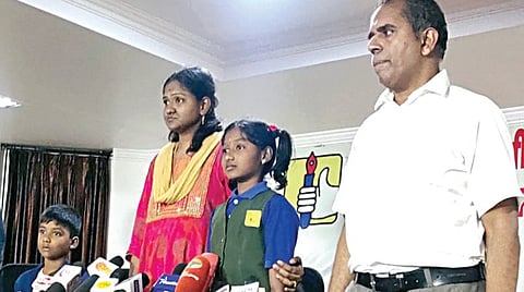 சென்னையில் நேற்று செய்தியாளர்களை சந்தித்த மருத்துவர் களுக்கான சட்டப்போராட்டக் குழு தலைவர் எஸ்.பெருமாள் பிள்ளை. உடன் அரசு மருத்துவர் விவேகானந்தனின் மனைவி திவ்யா மற்றும் குழந்தைகள்.