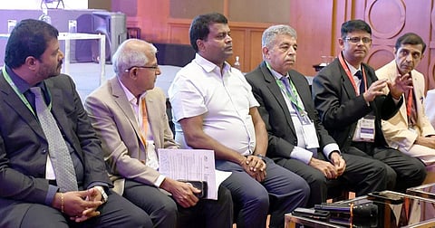 எம்எஸ்எம்இ தொழில் நிறுவனங்கள் உற்பத்தியில் செயற்கை நுண்ணறிவு உள்ளிட்ட அதிநவீன தொழில்நுட்பங்களை பயன்படுத்துவது குறித்த பன்னாட்டு கருத்தரங்கு தொடர்பாக கோவை பந்தய சாலை பகுதியில் அமைந்துள்ள தாஜ் விவாந்தா ஓட்டலில் இன்று நடந்தது. செய்தியாளர் சந்திப்பில் பேசிய சிறு மற்றும் நடுத்தர தொழில் நிறுவனங்களுக்கான உலகளாவிய சங்கத்தின்(வாஸ்மி) இயக்க  செயலாளர் சஞ்சிவ் லாயக். அருகில், வாஸ்மி தென்னிந்திய தலைவர் பத்மநாபன், இந்திய தொழில் வர்த்தக சபை தலைவர் ராஜேஷ் லுந்த், கெளரவ செயலாளர் பிரதீப், கொடிசியா தலைவர் கார்த்திகேயன், முன்னாள் தலைவர் இளங்கோ உள்ளிட்டோர். படம்:ஜெ.மனோகரன்