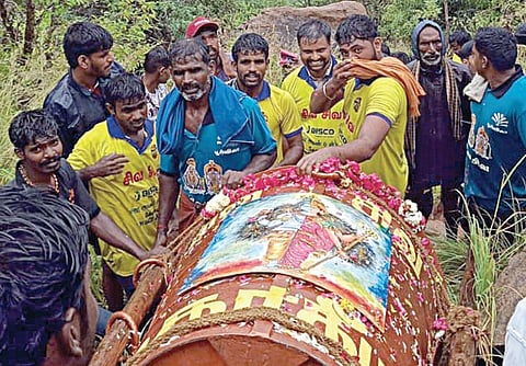 ​திருவண்ணாமலை உச்சிக்கு கொண்டு செல்லப்பட்ட மகா தீப கொப்​பரை.