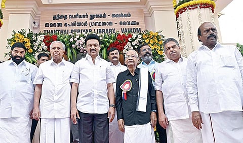 கேரள மாநிலம் வைக்கத்தில் பெரியார் நினைவகம், நூலகத்தை முதல்வர் ஸ்டாலின் நேற்று திறந்து வைத்தார். உடன், கேரள முதல்வர் பினராயி விஜயன், திராவிடர் கழக தலைவர் கி.வீரமணி, விசிக தலைவர் திருமாவளவன், தமிழக, கேரள அமைச்சர்கள் உள்ளிட்டோர்.