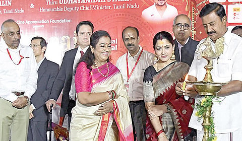 சென்னை ராயப்பேட்டை பிவிஆர் சத்யம் திரையரங்கில் தமிழ்நாடு அரசின் ஆதர
வுடன் இந்திய திரைப்பட திறனாய்வு கழகம் சார்பில் நடைபெறும் 22-வது சென்னை சர்வதேச திரைப்பட விழாவை தமிழ் வளர்ச்சி - செய்தித் துறை அமைச்சர்
மு.பெ.சாமிநாதன் நேற்று தொடங்கி வைத்தார். உடன் இந்திய திரைப்பட திறனாய்
வுக் கழகத்தின் தலைவர் சிவன் கண்ணன், பொதுச் செயலாளரும், சென்னை சர்வதேச திரைப்பட விழா இயக்குநருமான  ஏ.வி.எம்.சண்முகம், துணைத் தலைவர்
ஆனந்த் ரங்கசாமி, நடிகைகள் பூர்ணிமா, குஷ்பு உள்ளிட்டோர்.
