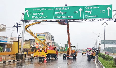 ராணிப்பேட்டையில் சேதமடைந்த அறிவிப்பு பலகையை காவல் துறை யினர் நேற்று கிரேன் மூலம் சரி செய்யும் பணியில் ஈடுபட்டனர்.