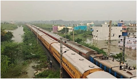 மாம்பாக்கம், பாக்கம் ஏரியிலிருந்து உபரிநீர் அதிகளவில் வெளியேறுவதால்  மதுராந்தகம் அருகே 30 கி.மீ. வேகத்தில் ரயில்கள் இயக்கப்படுகின்றன.
